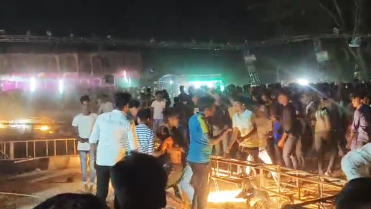 Rain and Thunderstorm Light Post falls in storm 10 injured 