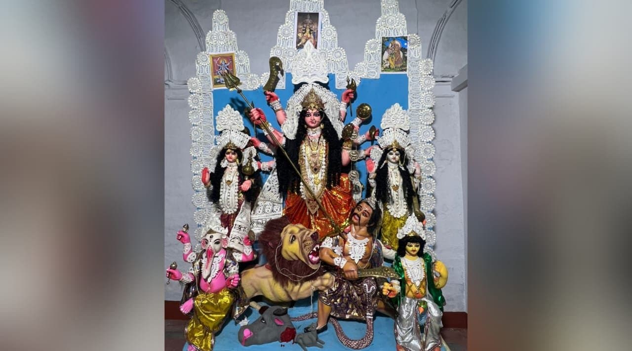 Durga Puja: দশমীতে বাড়ির পুকুরের মাছ খেয়ে প্রতিমা বরণ করেন ফটকগোড়ার ঘোষ বাড়ির মহিলারা 