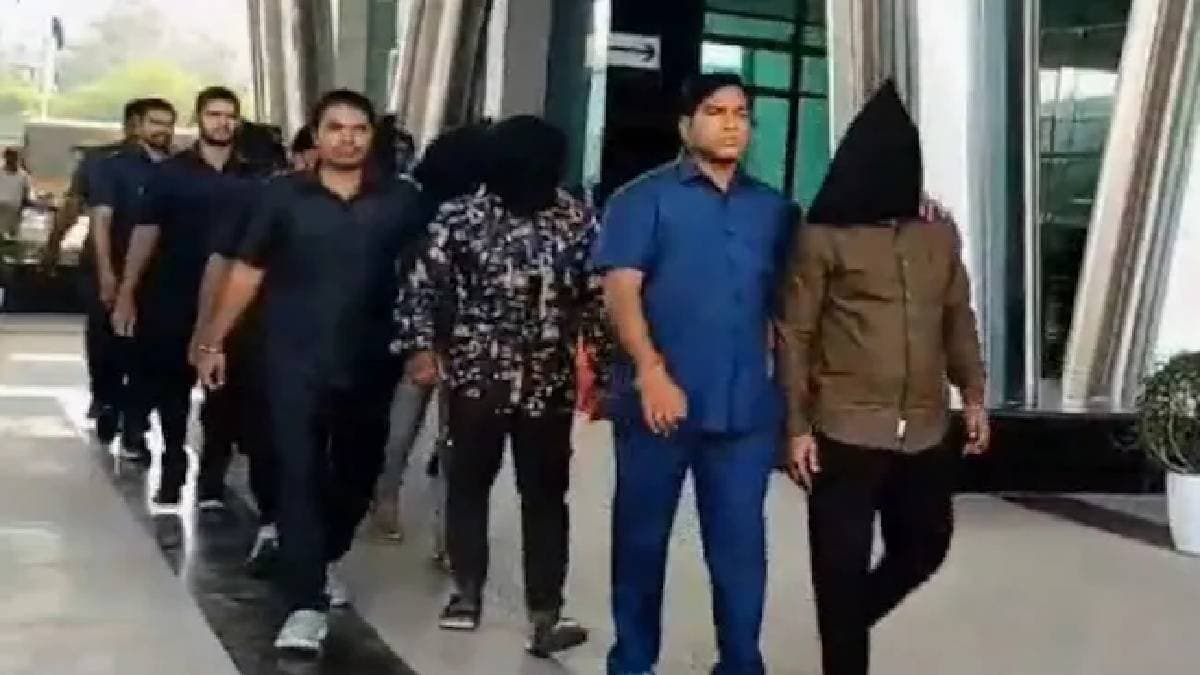 Jealous Man Steals more than 1 Crore From Elder Brothers House In Hyderabad 