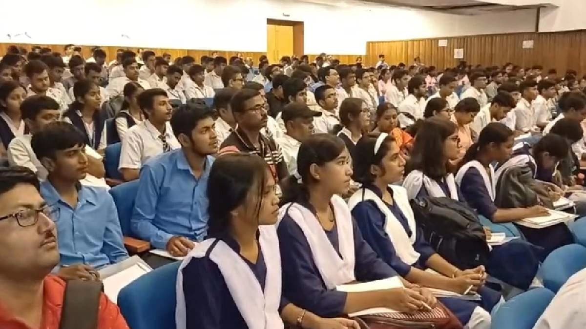 ৫০ বছর পূর্তিতে অভিনব উদ্যোগ, জয়েন্ট-নিটের প্রস্তুতিতে পড়ুয়াদের বিশেষ ট্রেনিং দিচ্ছে উচ্চমাধ্যমিক শিক্ষা সংসদ