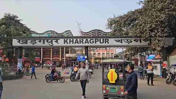 Child playing on Kharagpur station premises hit by a iron pole badly