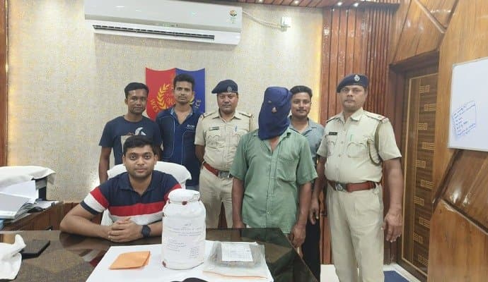 বাংলাদেশে পাচার করতে গিয়ে ১২ কেজি রুপো সহ পুলিশের হাতে ধৃত ১