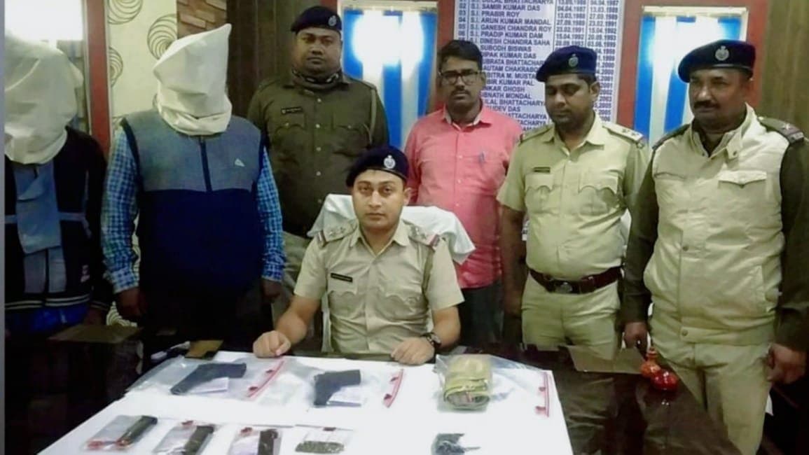 বিপুল পরিমাণ আগ্নেয়াস্ত্র এবং গুলি সহ সালার থেকে গ্রেপ্তার ২
