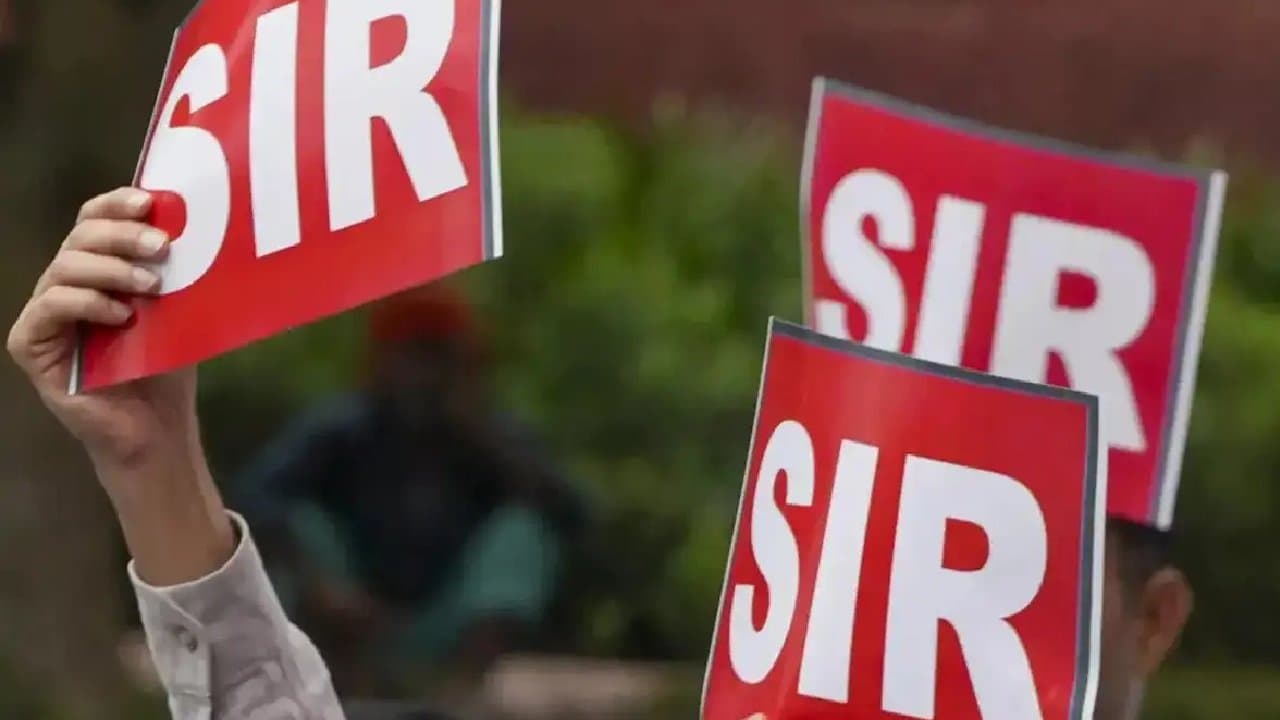 ফর্ম জমা নিতে নিতেই অসুস্থ হয়ে পড়লেন বিএলও