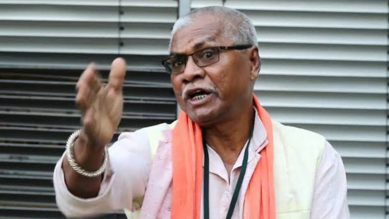 থাকলে হাত পা বেঁধে ভেঙে রেখে দিতাম, মেয়েদের গায়ে হাত দেওয়া নিয়ে তোপ মনোরঞ্জন ব্যাপারীর 