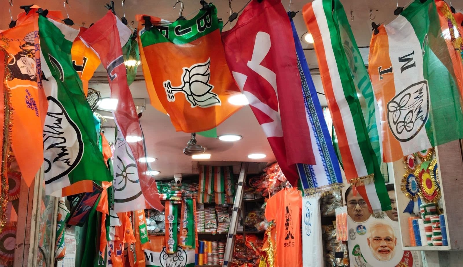 Election: সব দলের পতাকা,টিশার্ট, শাড়ি, টুপিতে রঙিন বড়বাজার 