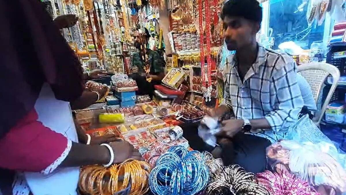  Demand for glass bangles is high for Chhath Puja gnr