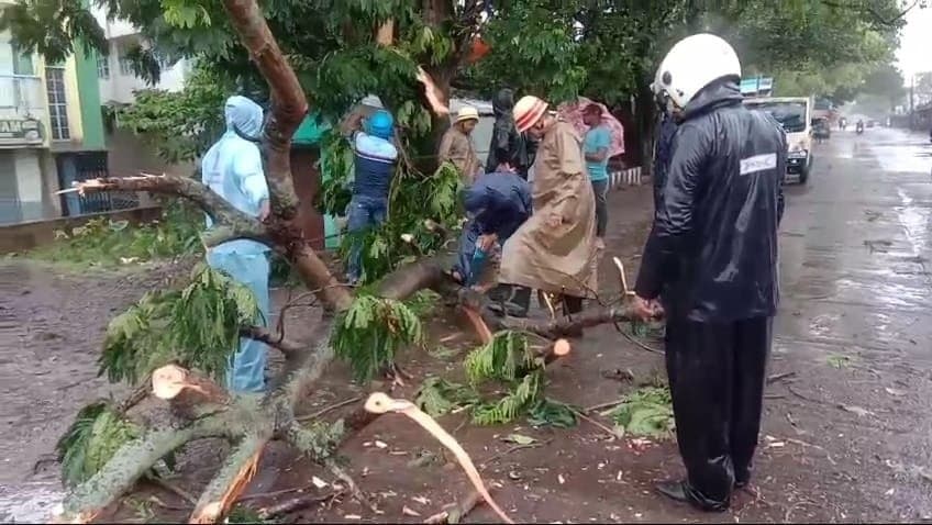 Hooghly: ভেঙে পড়ল বাড়ি, গাছ, বিদ্যুতের খুঁটি, সকালেও কাটেনি রেশ, দুর্যোগ অব্যাহত 