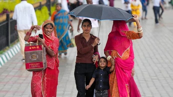 Heatwave: জুনেও তীব্র তাপপ্রবাহে পুড়ছে উত্তর ভারত, দিল্লি, উত্তরপ্রদেশে লাল সতর্কতা 