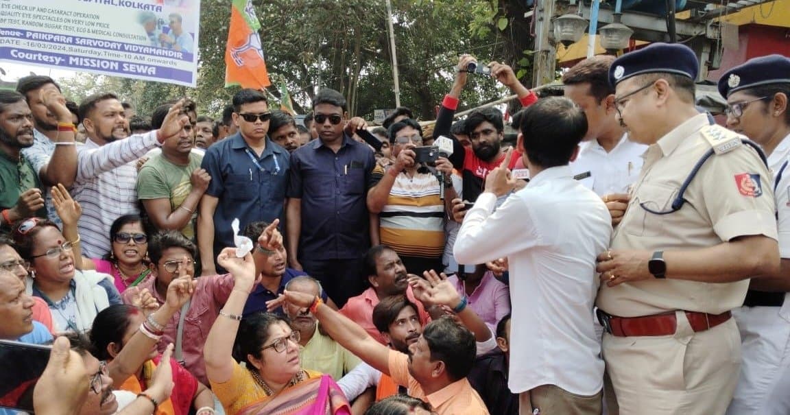 Bike Rally: ‌অনুমোদনহীন বাইক মিছিল আটকাল পুলিশ,‌ অবরোধ শুরু লকেটের 