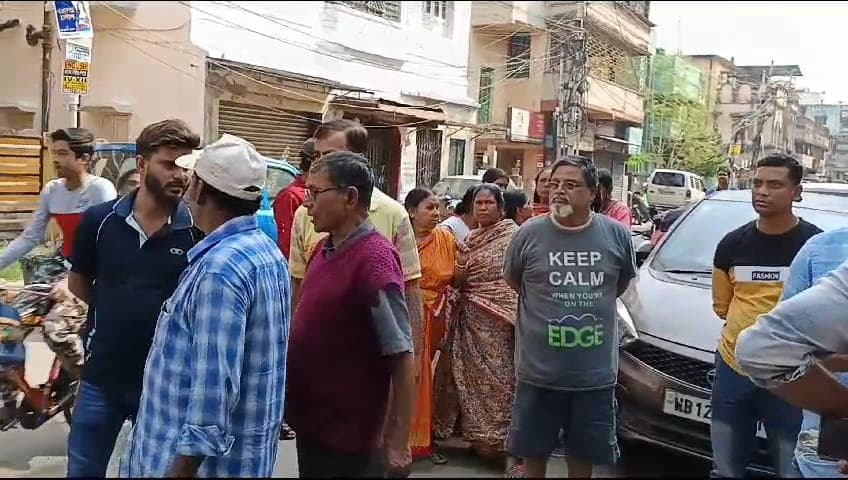 Uttarpara: দরজা ভেঙে উদ্ধার মৃত্যুর অপেক্ষায় থাকা একই পরিবারের তিন জ‌‌ন