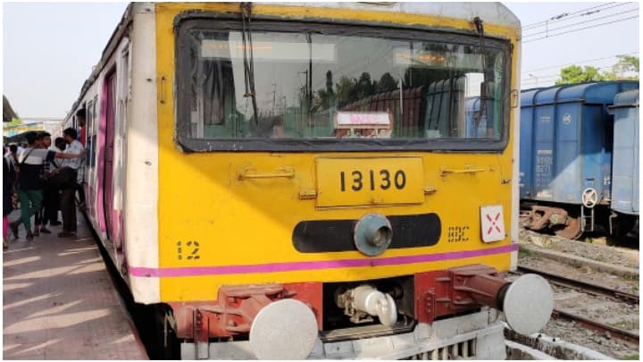 Local Train ‌ডাউন হাওড়া–ব্যান্ডেল লোকালে ধোঁয়া, চুঁচুড়া স্টেশনে হুড়োহুড়ি যাত্রীদের 