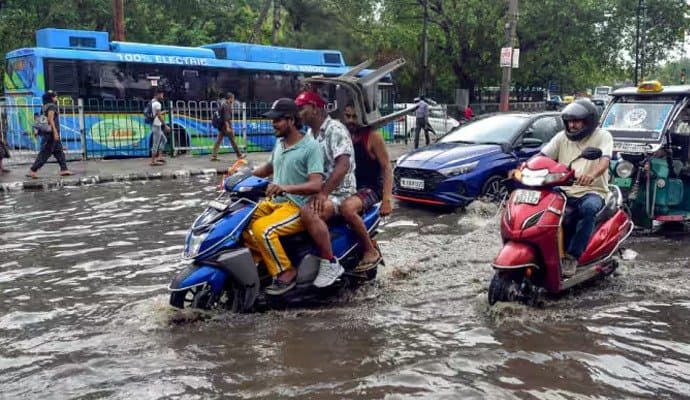 Weather Forecast: টানা মুষলধারে বৃষ্টি, জল থইথই  দিল্লি, মুম্বইয়ের রাস্তাঘাট, একাধিক রাজ্যে জারি সতর্কতা 