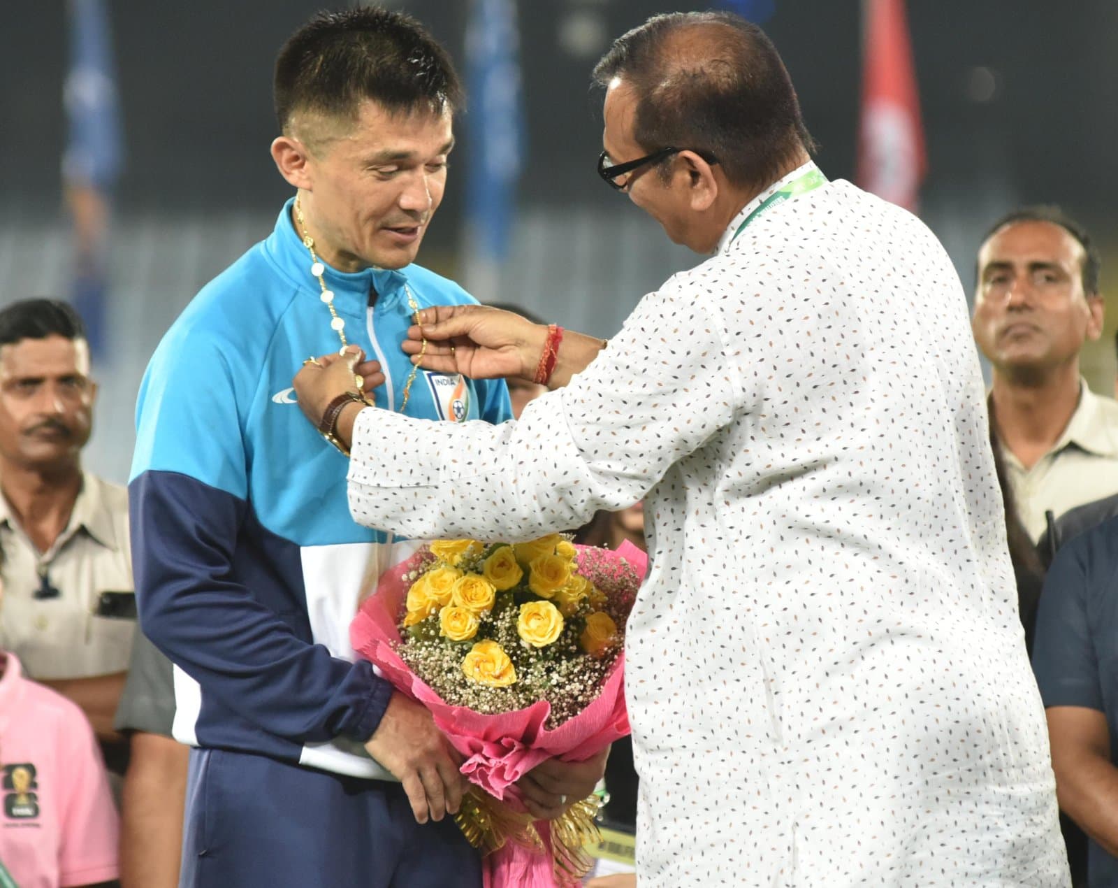 Sunil Chhetri: সুনীলের সঙ্গে কাঁদল যুবভারতী, সোনার চেন উপহার মুখ্যমন্ত্রী মমতা ব্যানার্জির
