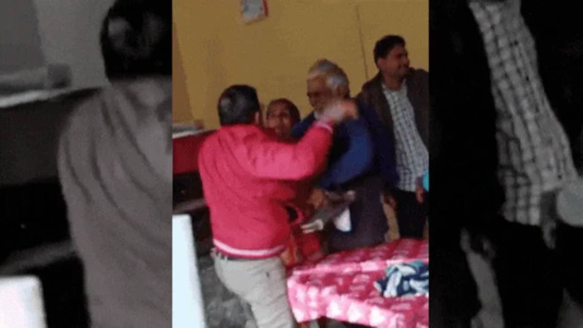কেন কাজ করছেন না? জিজ্ঞাস করতেই মহিলাকে ফেলে মার সরকারি কর্মীর! বেনজির কাণ্ডে তুমুল শোরগোল