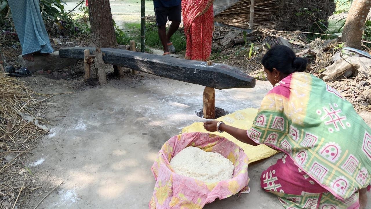 Makarsankranti years old dheki still used in Hooghly village gnr 
