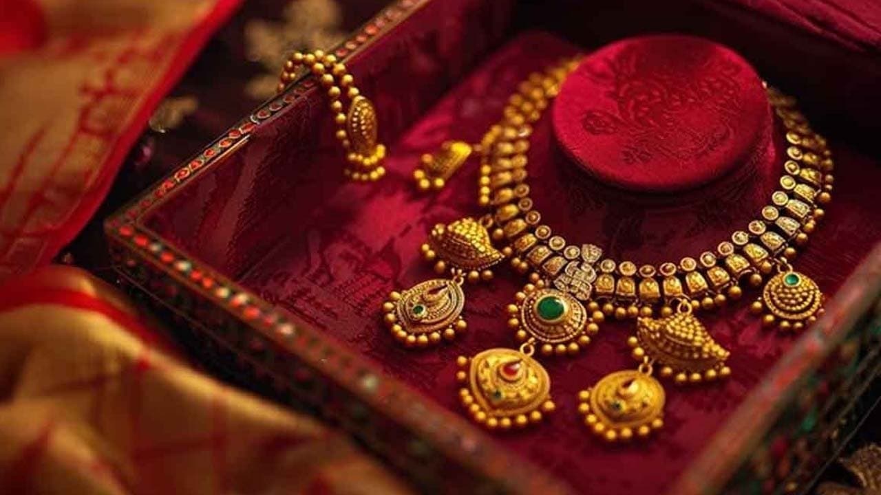 Gold Price Huge Drops Today: Check 22 and 24 Carat Gold Price In Kolkata On 15 November