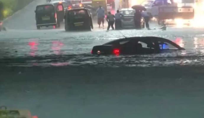 DELHI RAIN:  তীব্র গরমের পর এবার বৃষ্টিতে নাজেহাল দিল্লি