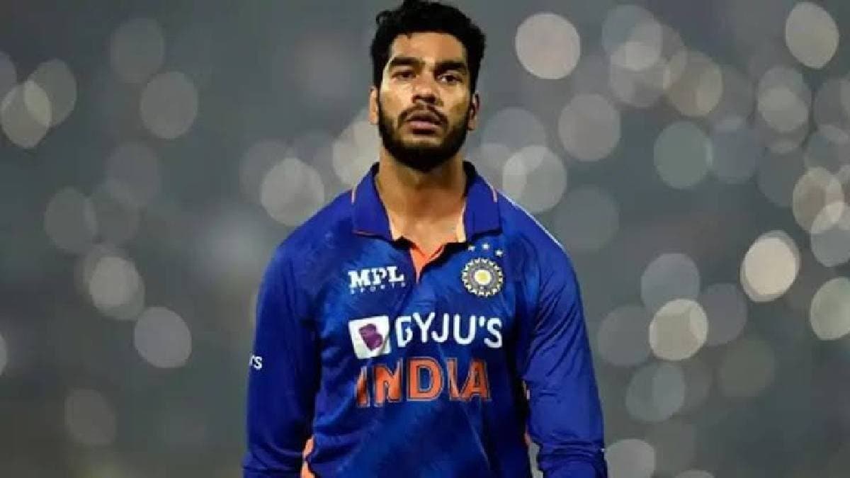 টাকা নয়ছয় করার জন্য ছেড়েছিলে? ভেঙ্কটেশকে ফিরিয়েও সমালোচনায় জেরবার কেকেআর