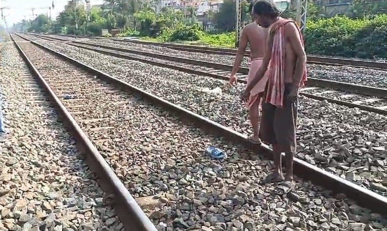 Accident: চলন্ত ট্রেনে ঝুলতে গিয়ে পোস্টে ধাক্কা! গুরুতর আহত ২