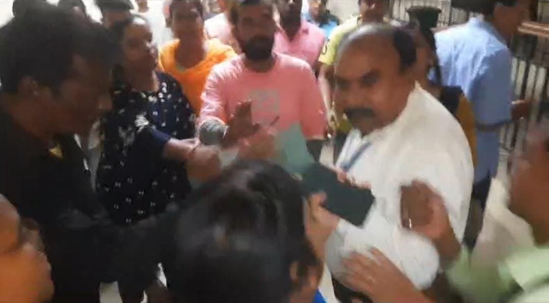 Murshidabad Medical College: টাকা নিয়েও কাজ থেকে ছাড়িয়ে দেওয়ার অভিযোগ, উত্তপ্ত মুর্শিদাবাদ মেডিক্যাল কলেজ