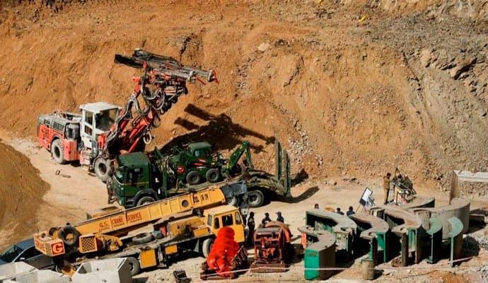 Uttarakhand Tunnel Collapse: সিল্কিয়ারায় টানেল ভাঙার ১৫ দিন, চলছে সুড়ঙ্গ খোঁড়ার কাজ