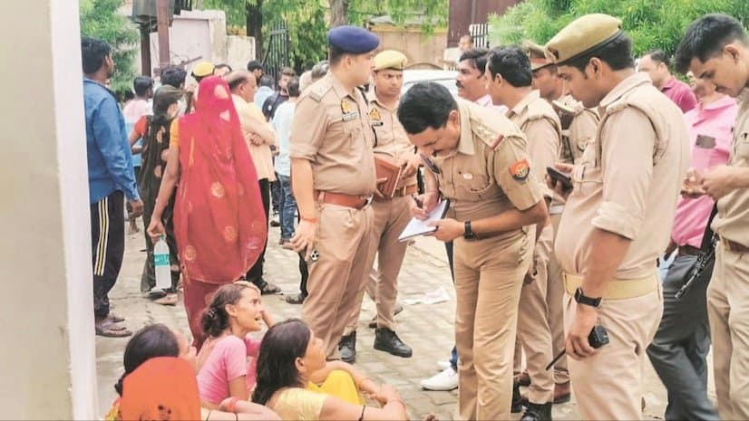 Hathras: উধাও 'ভোলে বাবা', হাথরাসে শতাধিক মৃত্যুর দু'দিন পরেও গ্রেপ্তার হল না কেউ 
