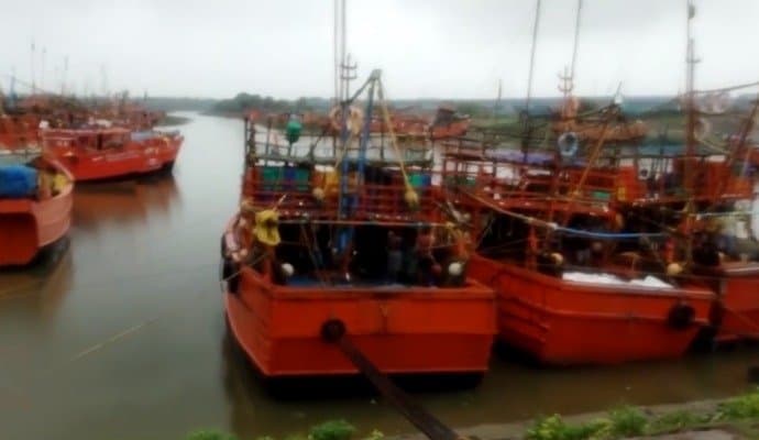 খারাপ আবহাওয়ায় সৌলায় নৌকাডুবি, নিখোঁজ ৬ মৎস্যজীবী