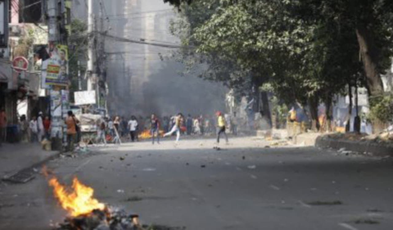 Anti-Sheikh Hasina protestors clash with Bangladesh cops, hundreds injured 