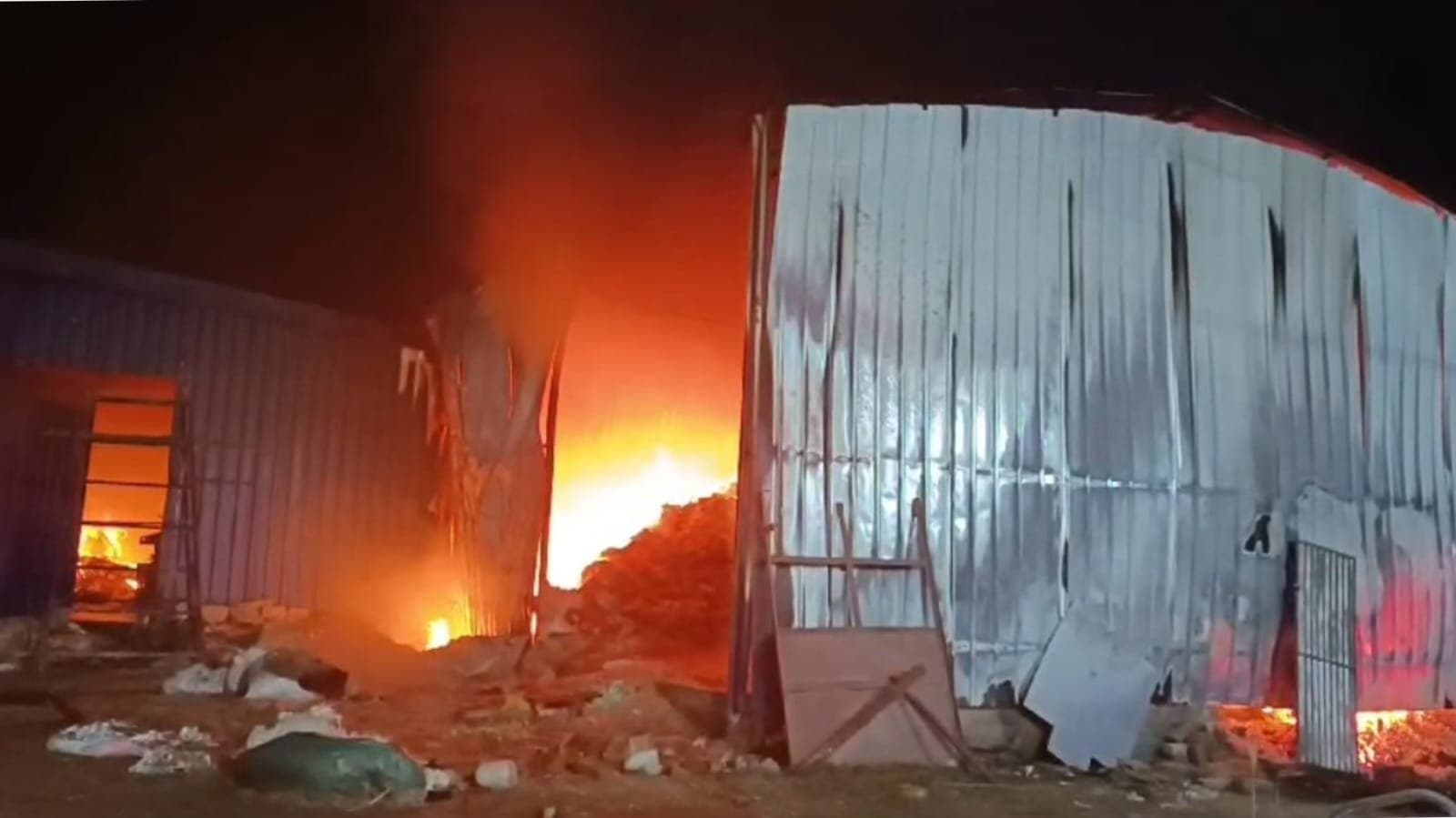 Fire breaks out in hooghly and five fire brigade engines are trying to extinguish the fire_gnr
