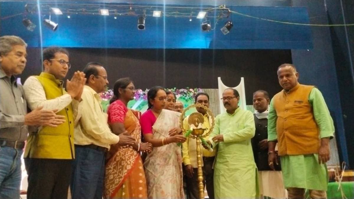 Over a Hundred Folk Artists Participate as Jhumur Song Workshop Inaugurated in Purulia gnr
