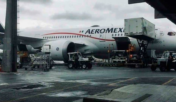 Flight delayed for four hours, the passenger protested by opening the emergency door of the plane!