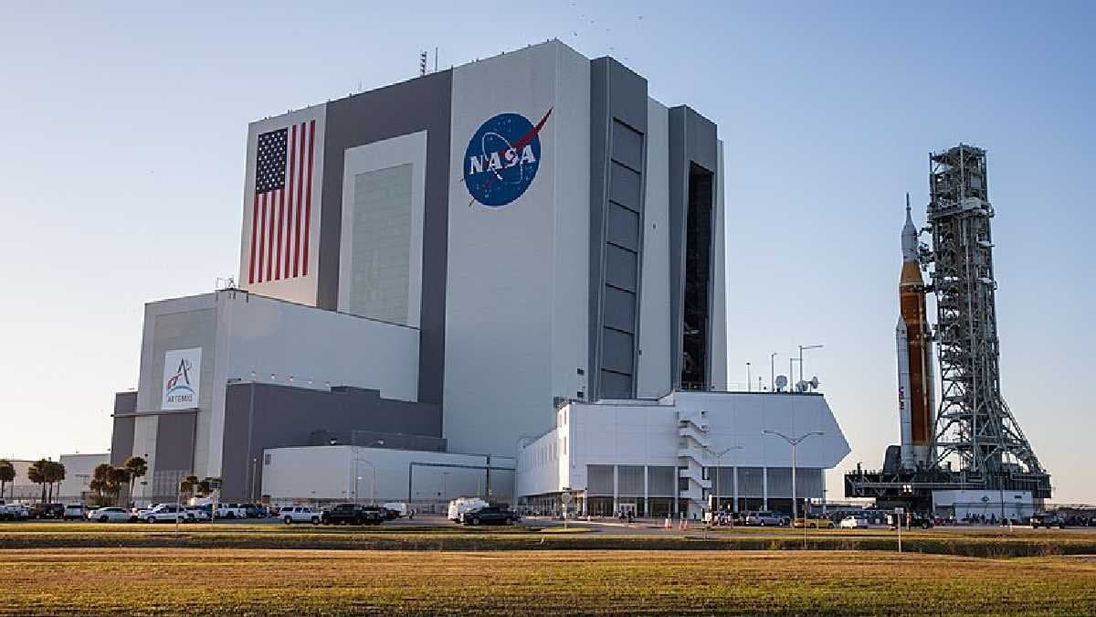 Nasa can track moon by gps in a historic creation 