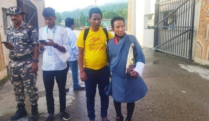 MEET: ১৩ বছর পর দুই দেশের সীমান্তে দেখা হল পিতা-পুত্রের
