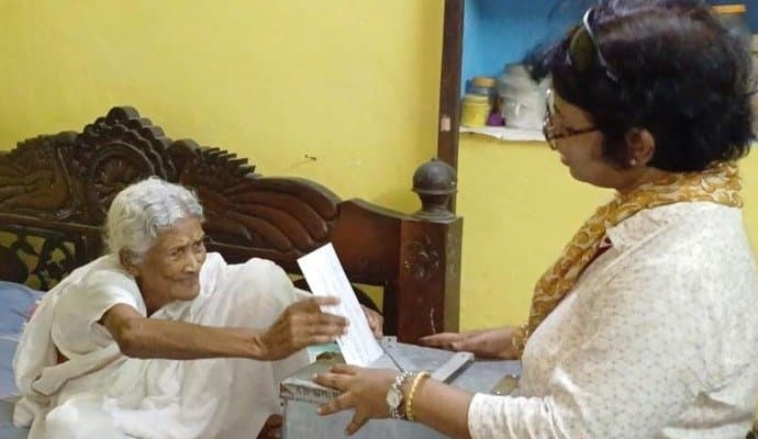 Hooghly: বাড়িতে বসে ভোট দিলেন শতায়ু প্রিয়বালা 