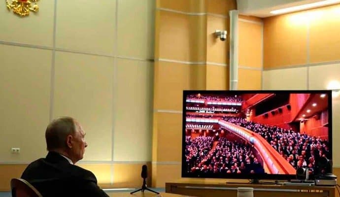 Vladimir Putin Urges Russian Women To Have "8 Or More" Children
