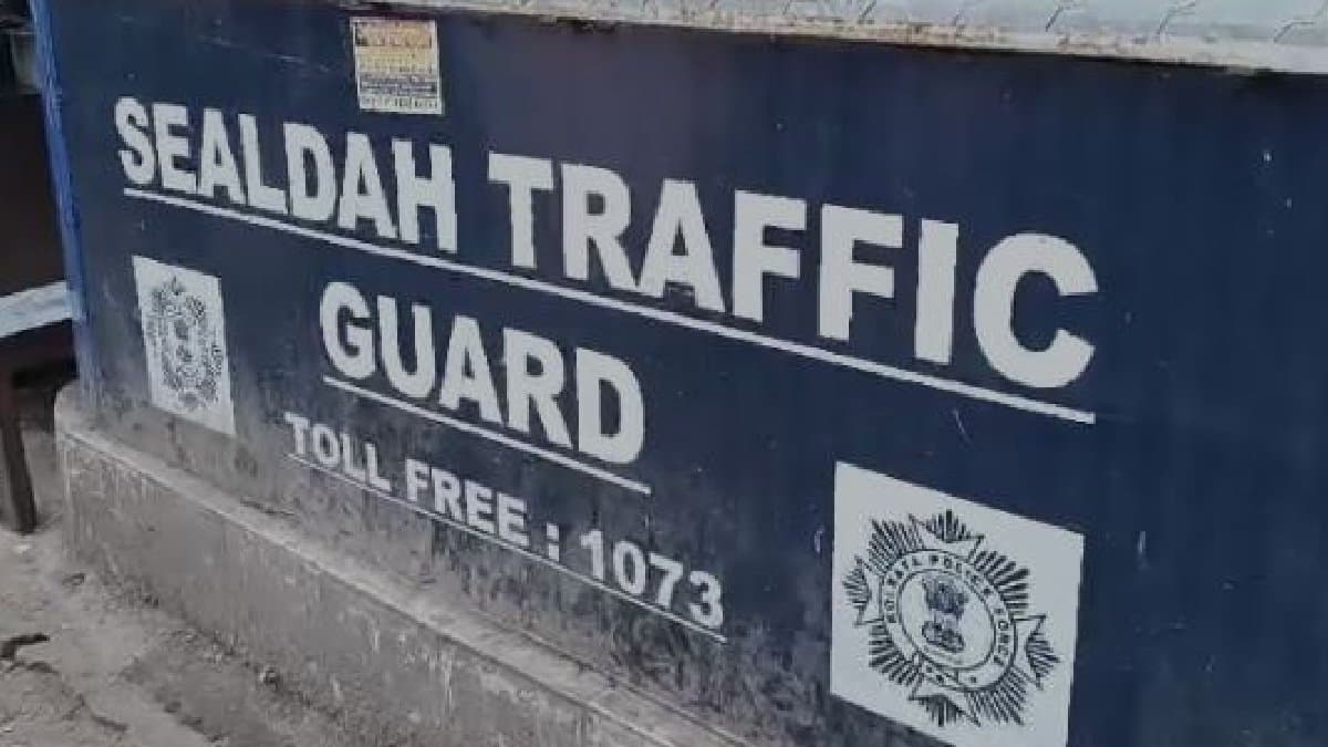 man broke  the glass of Police Kiosk of Sealdah Traffic Guard gnr 