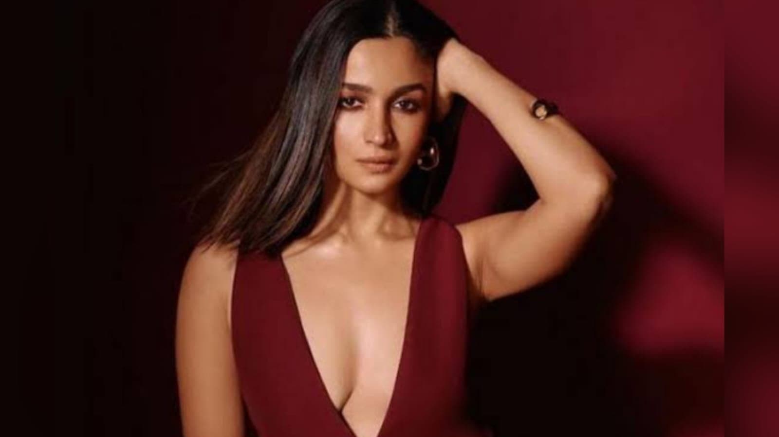 alia bhatt to collaborate with dinesh vijan for a supernatural horror thriller tentatively titled chamunda ent