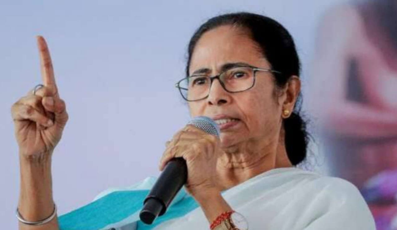 Mamata Banerjee: বিমানের থেকে রেলের ভাড়া বেশি, কেন্দ্রকে দুষলেন মমতা