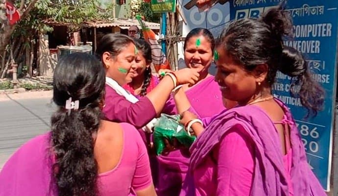 Chinsurah: ‌‌ভাতা বাড়ল, দোলের আগেই আবির খেলায় মাতলেন আশা ও অঙ্গনওয়ারি কর্মীরা