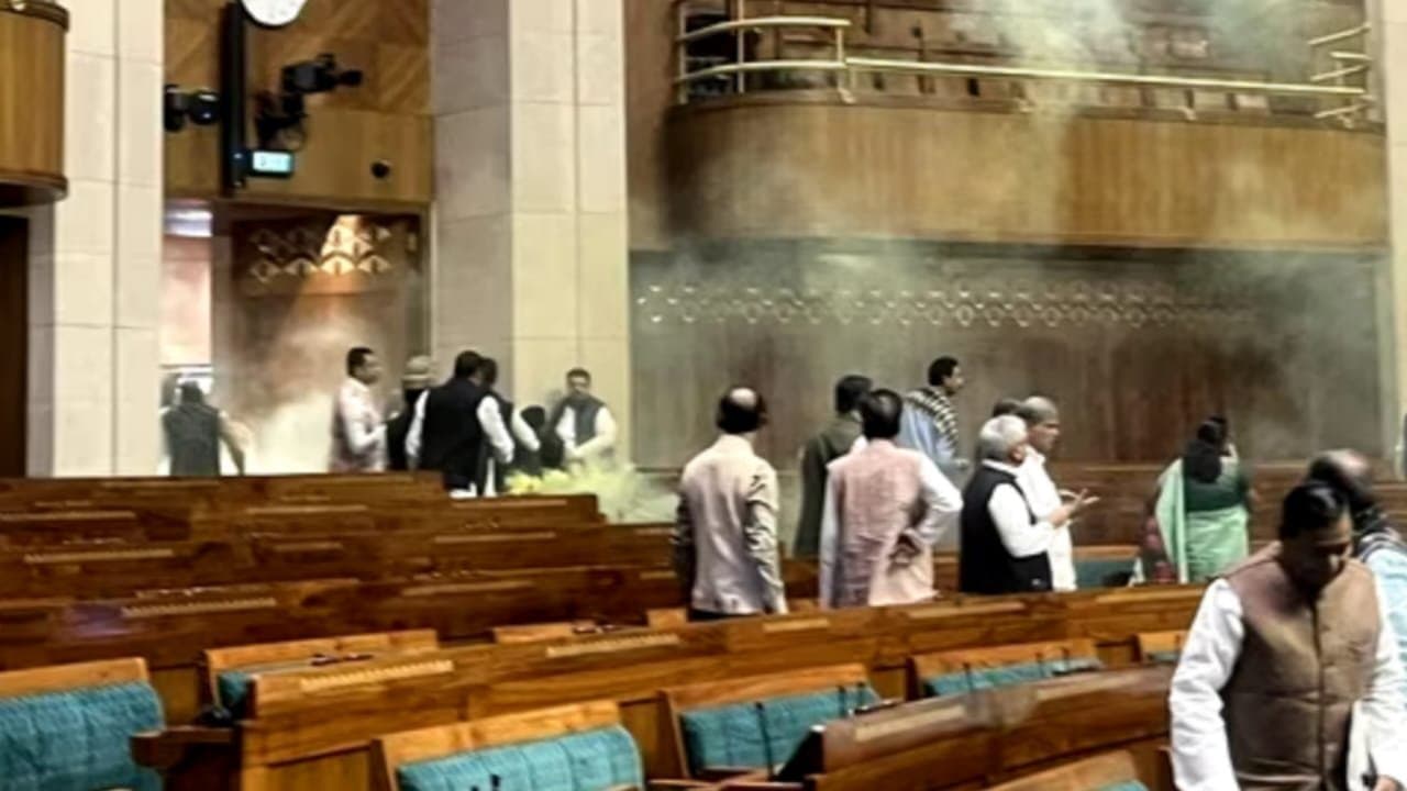Lok Sabha: সংসদের নিরাপত্তা নিয়ে বড় প্রশ্ন, কী সিদ্ধান্ত দর্শকদের প্রবেশ নিয়ে? 
