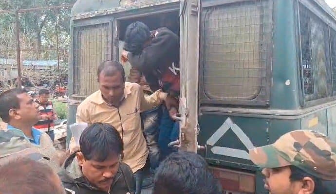 Murshidabad: মুর্শিদাবাদের ডোমকলে শিশু খুনের ঘটনায় অভিযুক্তদের আদালতে পেশ করল পুলিশ