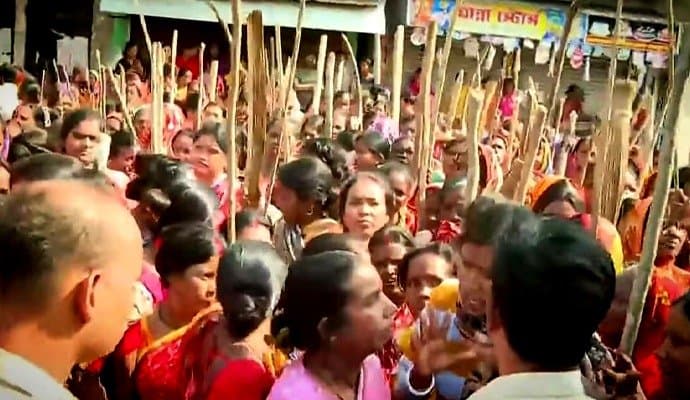 Sandeshkhali: ‌বেড়মজুর এলাকায় বিক্ষোভ স্থানীয় মহিলাদের, দুই গ্রাম পঞ্চায়েত এলাকায় জারি ১৪৪ ধারা 