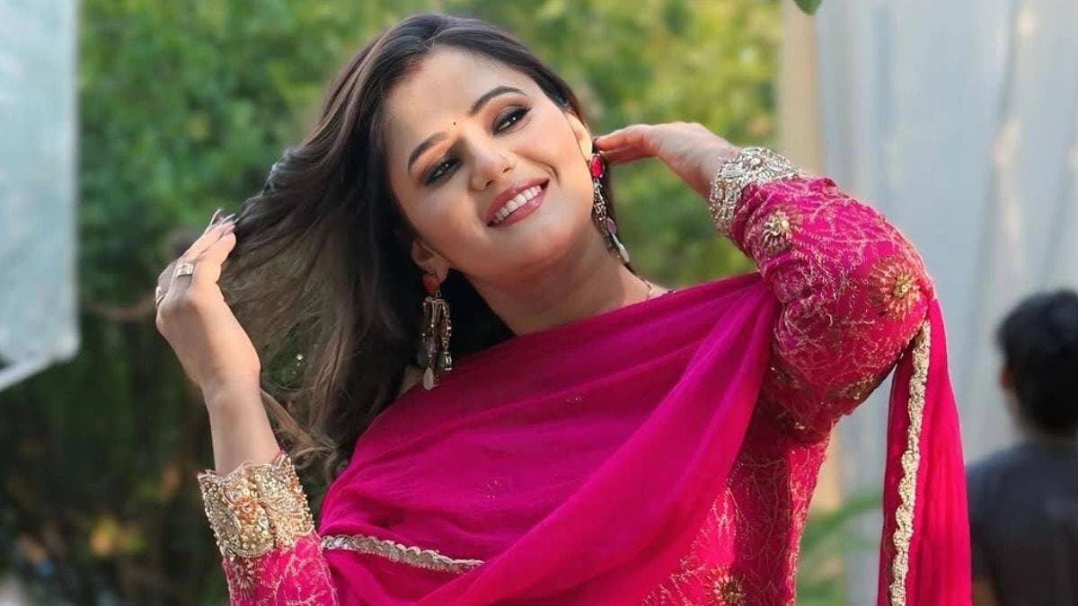 Pawan Singh apologises to Anjali Raghav after Hand-on-waist viral stage controversy