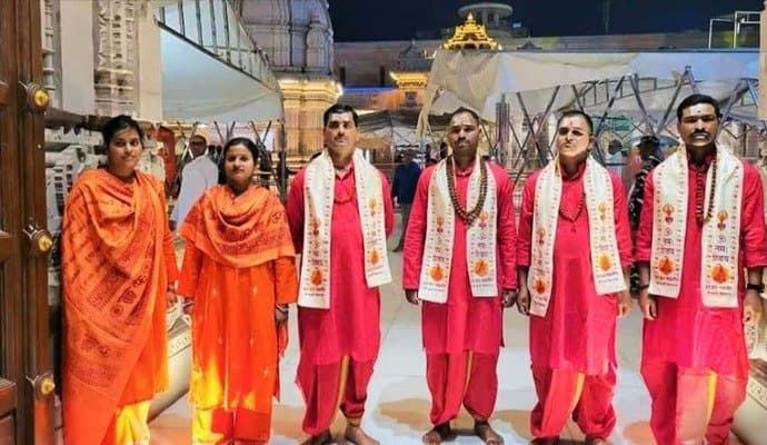CONDEMNABLE: কাশী বিশ্বনাথ মন্দিরে পুলিশের পোশাক বিতর্ক, কড়া নিন্দায় অখিলেশ যাদব