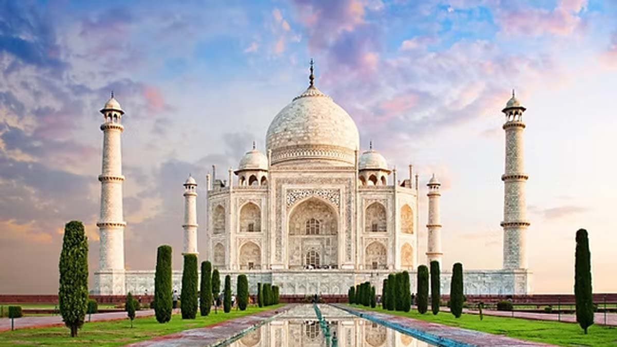 Why are 22 rooms of the Taj Mahal locked what is in them