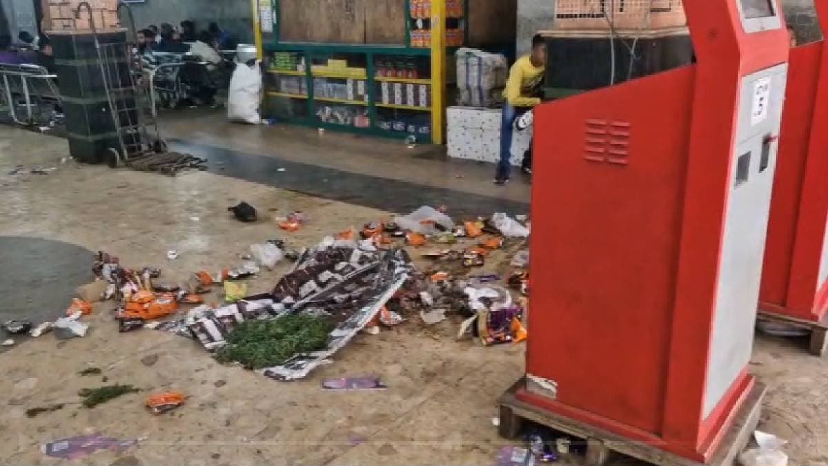 Contractual workers of asansol refrain from work demanding genuine wages