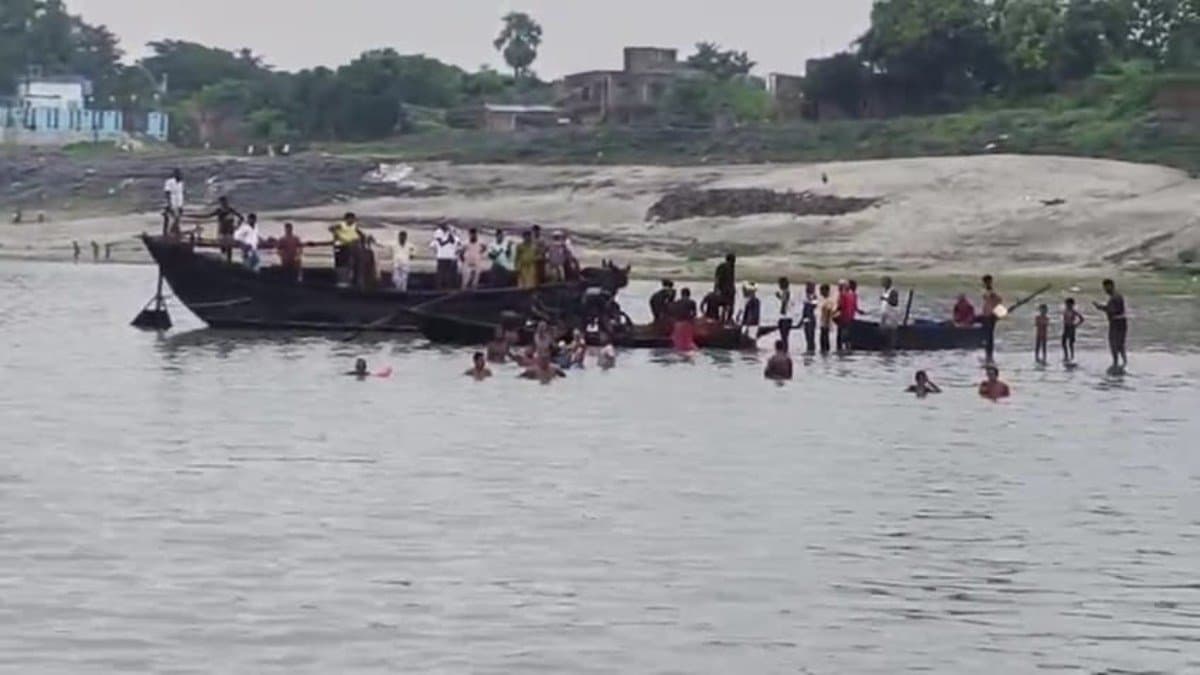 Boat capsized in Murshidabad with 14 passengers