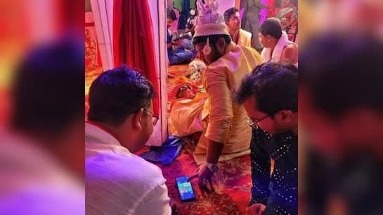 groom plays ludo with their friends in mobile during wedding ceremony_gnr