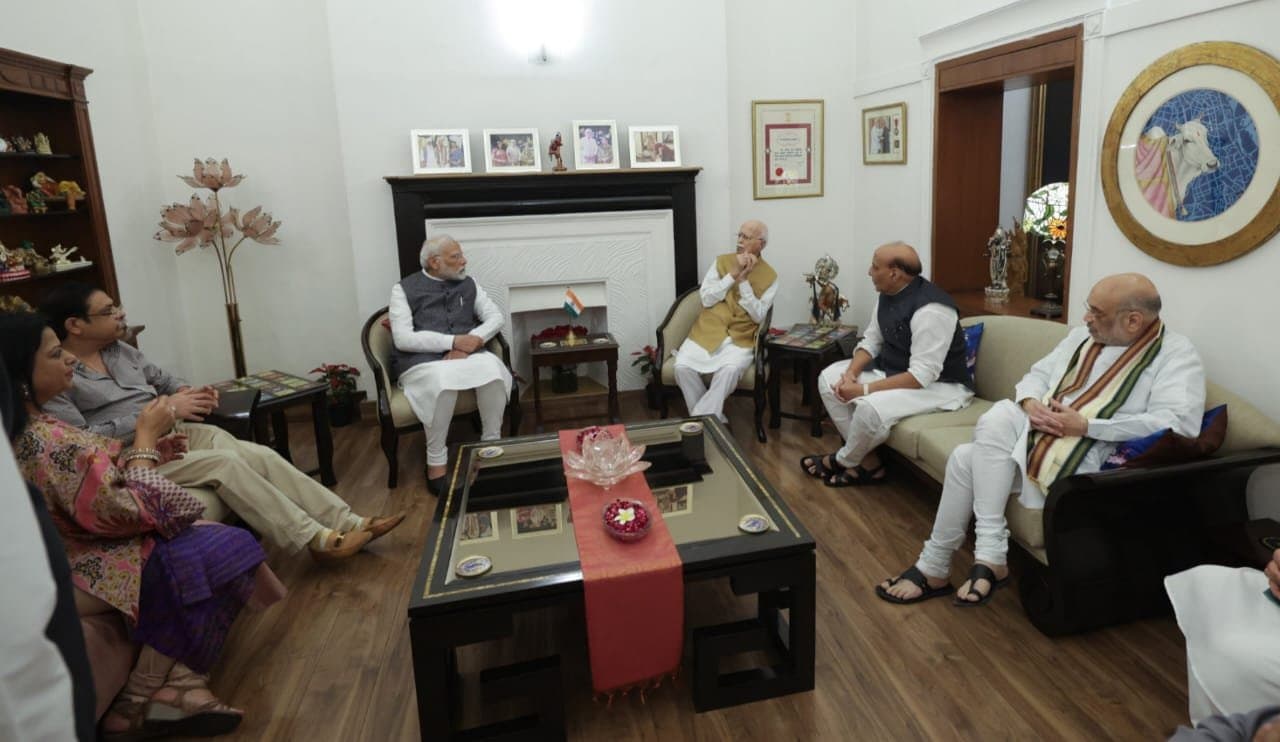 আডবাণীর জন্মদিন, তাঁর বাসভবনে গিয়ে শুভেচ্ছা জানালেন মোদি
